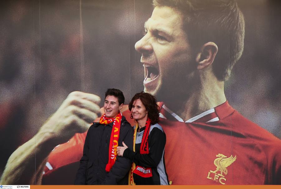 Adorato dai fan di Liverpool che si fanno fotografare davanti ad una sua gigantografia allo stadio di Anfield (Action Images)